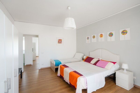3 bedrooms, desk, iron/ironing board, travel crib