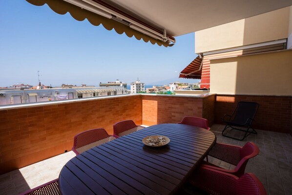 Outdoor dining - Sorrento 3 bedrooms Sunny Apt with terrace & view (Sorrento)