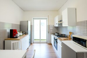 Coffee/tea maker, fridge, microwave, oven
