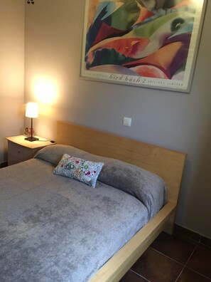 3 habitaciones, tabla de planchar con plancha, wifi y ropa de cama 