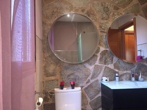 Een douche, een haardroger, handdoeken