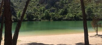 Sjarmerende hus, med basseng, veranda og grill på fjellet