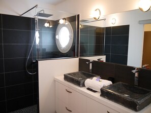 シャワー、ヘアドライヤー、タオル