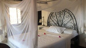 4 habitaciones, tabla de planchar con plancha, wifi y ropa de cama 