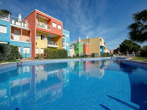 Agua, Edificio, Cielo, Nube, Tiempo De Día, Propiedad, Planta, Piscina, Azur, Árbol