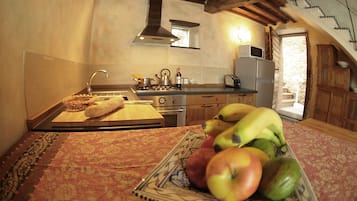 Frigorifero, microonde, forno, piano cottura