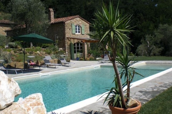 Ferienhaus und Swimmingpool