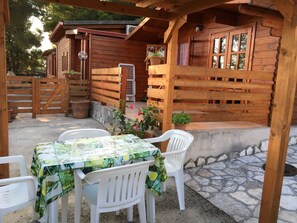 Outdoor dining - LIVERPOOL Chalet with garden and kitchen, 4 beds (Vieste)