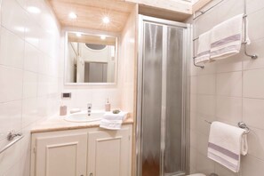 Combined shower/tub, free toiletries, hair dryer, bidet