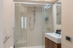 Combined shower/tub, free toiletries, hair dryer, bidet