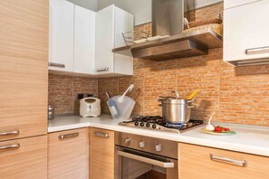 Frigorifero, microonde, forno, piano cottura
