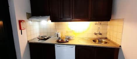 Réfrigérateur, micro-ondes, plaque de cuisson, cafetiÚre/bouilloire