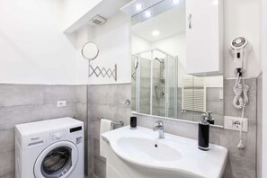 Regadera, secadora de cabello, bidet, toallas