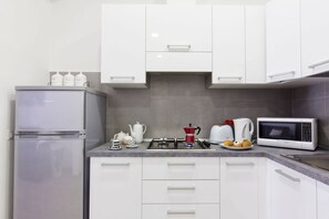 Kühlschrank, Mikrowelle, Herdplatte, Wasserkocher mit Kaffee-/Teezubehör