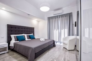 2 habitaciones, caja de seguridad en la habitación y escritorio 