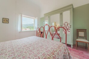 3 chambres, coffres-forts dans les chambres, fer et planche à repasser