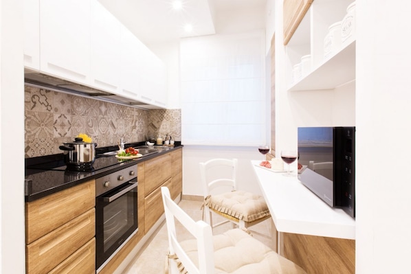 Frigorifero, microonde, forno, piano cottura
