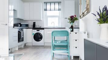 Een koelkast, een magnetron, een oven, een koffiezetapparaat/waterkoker