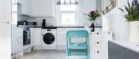 Réfrigérateur, micro-ondes, four, cafetière/bouilloire