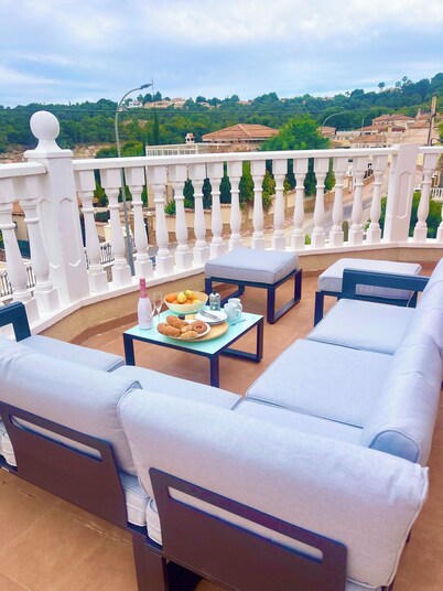 6 BED SLEEPS 12/14 WIFI -AIR CON- POOL TABLE- SKY TV