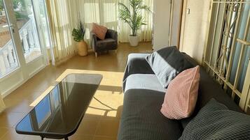 Smart-TV, Kamin, DVD-Player, Bücher