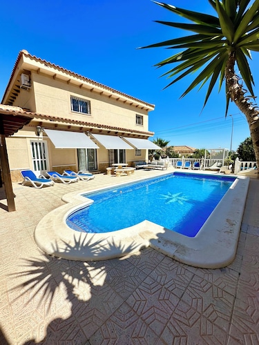 LUXURY 6 BED VILLA SOVER 12 WIFI-LUFT CON-POOL BORD- SKY TV