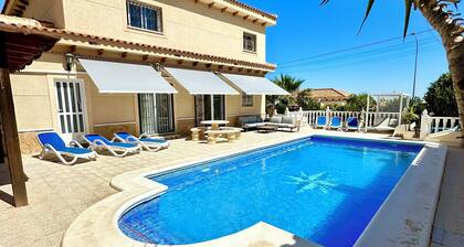 6 BED SLEEPS 12/14 WIFI -AIR CON- POOL TABLE- SKY TV