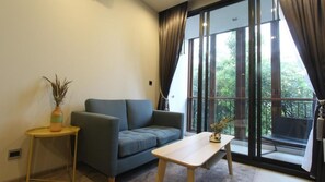 Deluxe Condo | Living area | LED TV - Secret Mori Hotel (Bangkok)