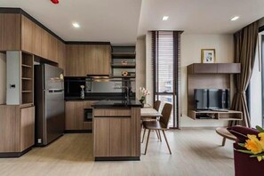 Deluxe Condo | Private kitchenette | Full-size fridge, microwave, oven, stovetop - Secret Mori Hotel (Bangkok)