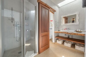 Shower, hair dryer, towels