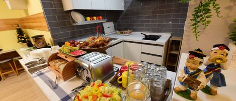 Kjøleskap, kaffetrakter/tekoker og vannkoker