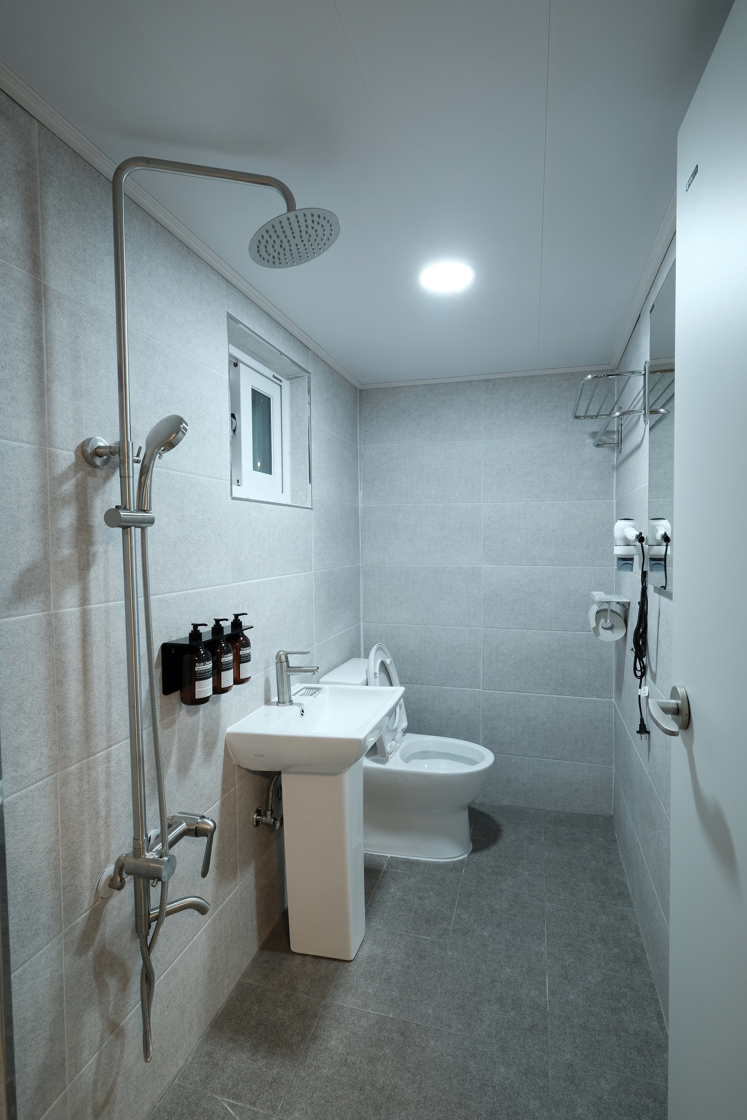 Shower, rainfall showerhead, free toiletries, hair dryer