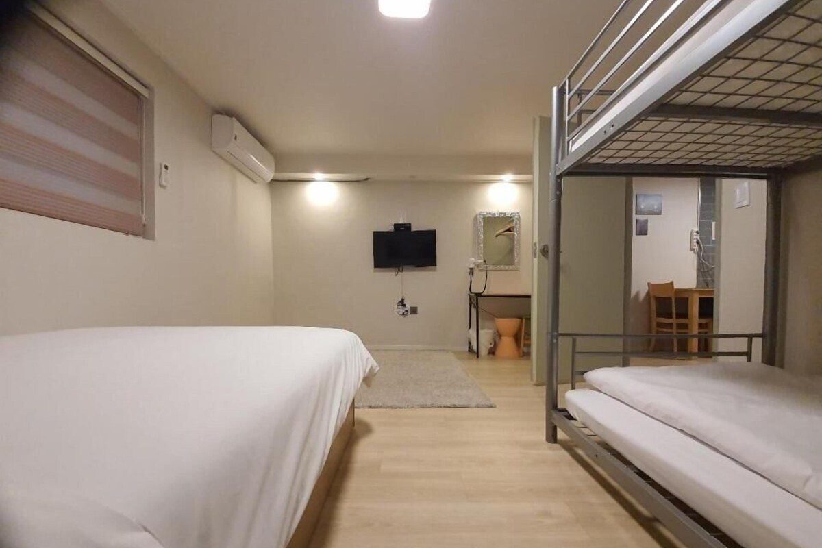 Kamar Quadruple Keluarga | Seprai antialergi, meja kerja, kedap suara, dan Wi-Fi gratis