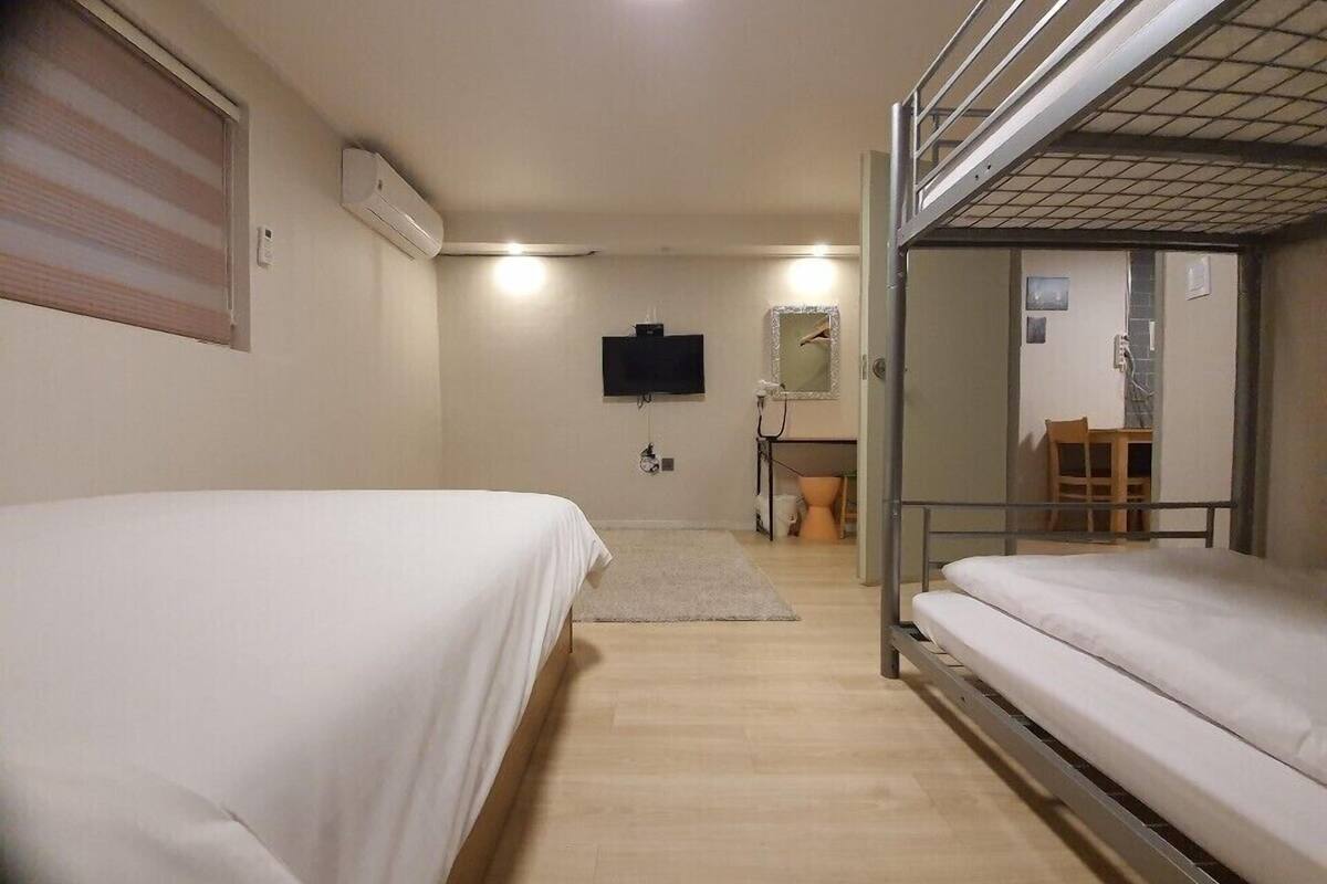 Hypo-allergenic bedding, soundproofing, free WiFi