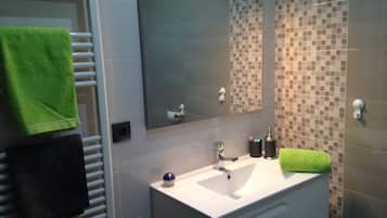 Secadora de cabello, toallas, papel de baño