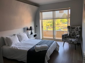3 chambres, bureau, chambres insonorisées, fer et planche à repasser