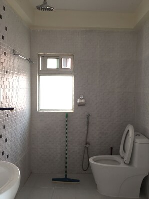 Basic-Doppel- oder -Zweibettzimmer | Badezimmer | Dusche, kostenlose Toilettenartikel, Handtücher