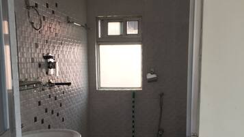 Basic-Doppel- oder -Zweibettzimmer | Badezimmer | Dusche, kostenlose Toilettenartikel, Handtücher