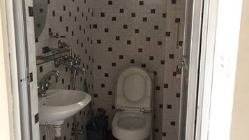 Basic-Doppel- oder -Zweibettzimmer | Badezimmer | Dusche, kostenlose Toilettenartikel, Handtücher