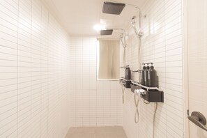 Premium Shared Dormitory, Women only, Non Smoking | Bathroom | Shower, free toiletries, hair dryer, towels - Dawoo House - Hostel (Seoul)