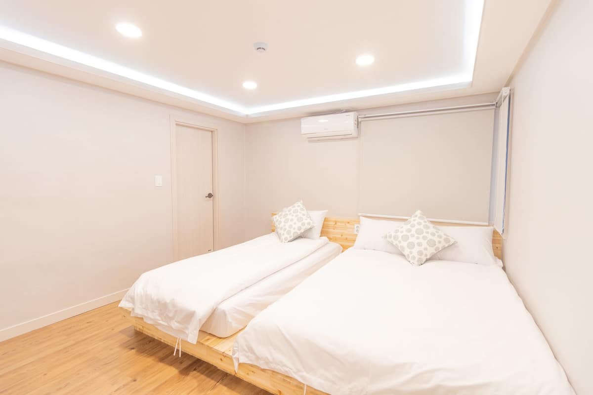 Blackout drapes, soundproofing, free WiFi