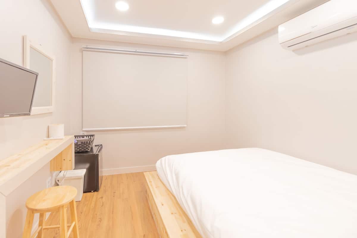 Deluxe Double Room Single Use, 1 Double Bed, Non Smoking | Blackout drapes, soundproofing, free WiFi