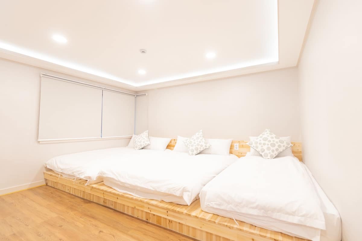Blackout drapes, soundproofing, free WiFi