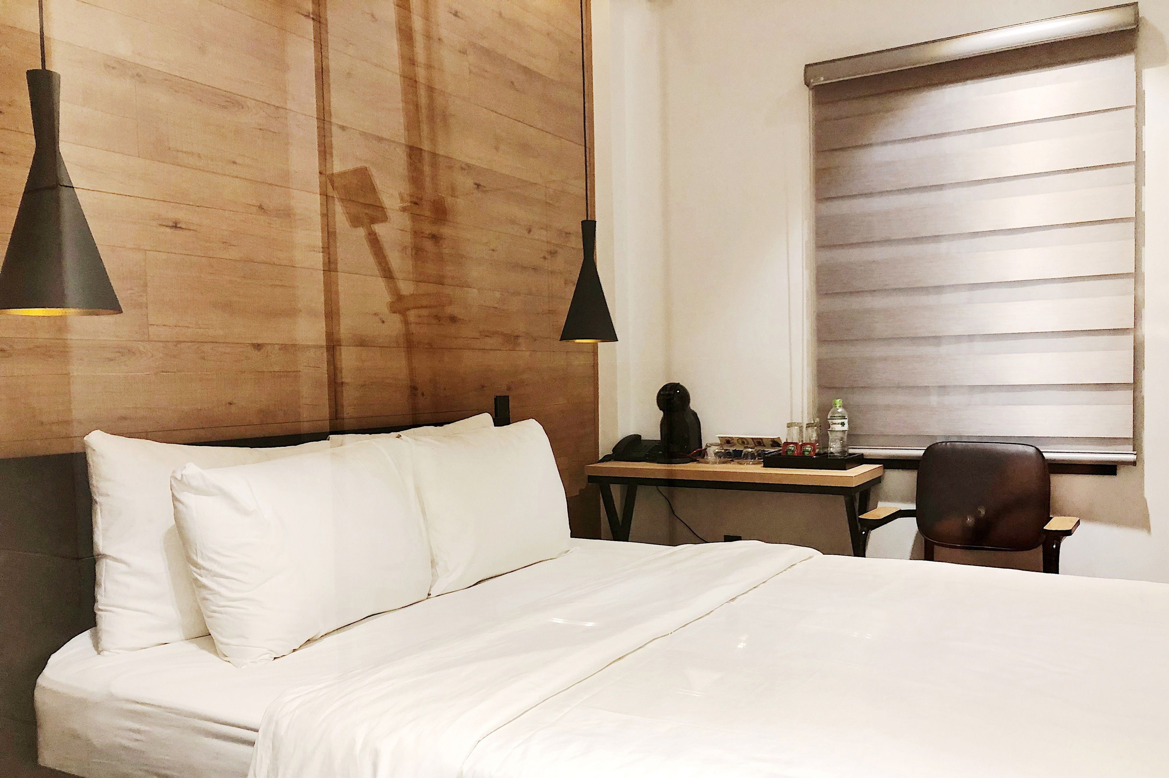 standard double room | in-room safe, individually decorated, individually furnished, desk