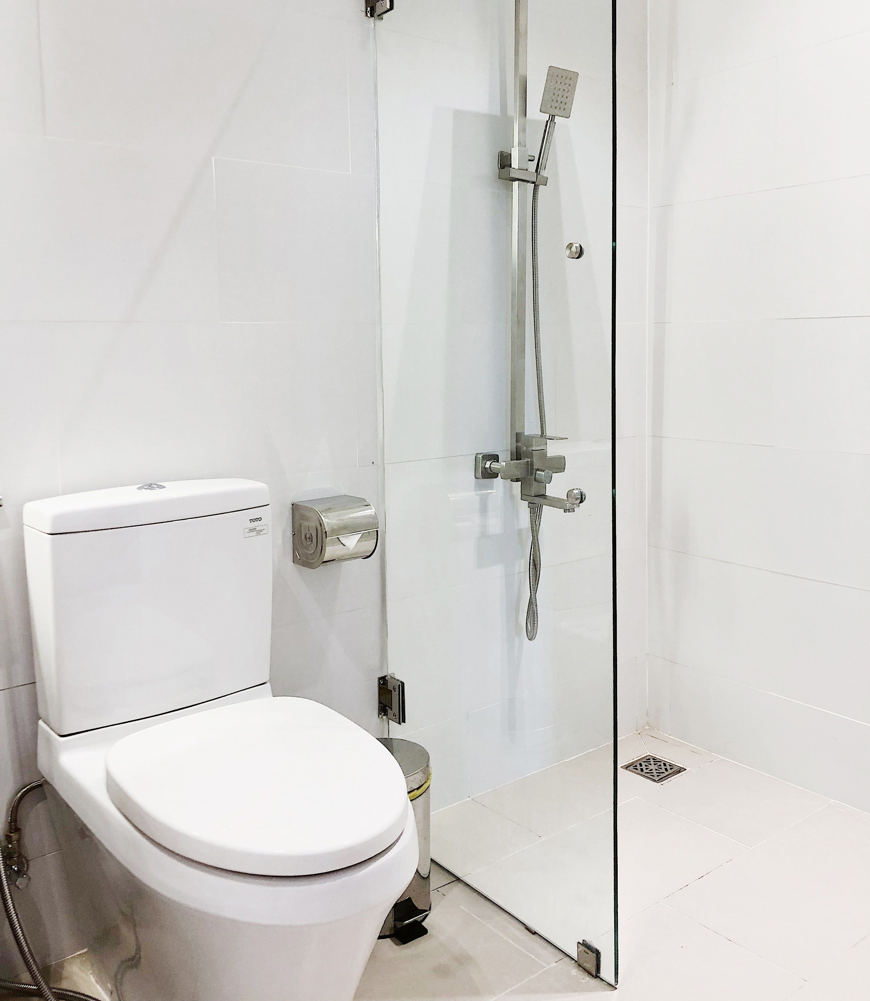 standard double room | bathroom | deep-soaking bathtub, rainfall showerhead, free toiletries, hair dryer