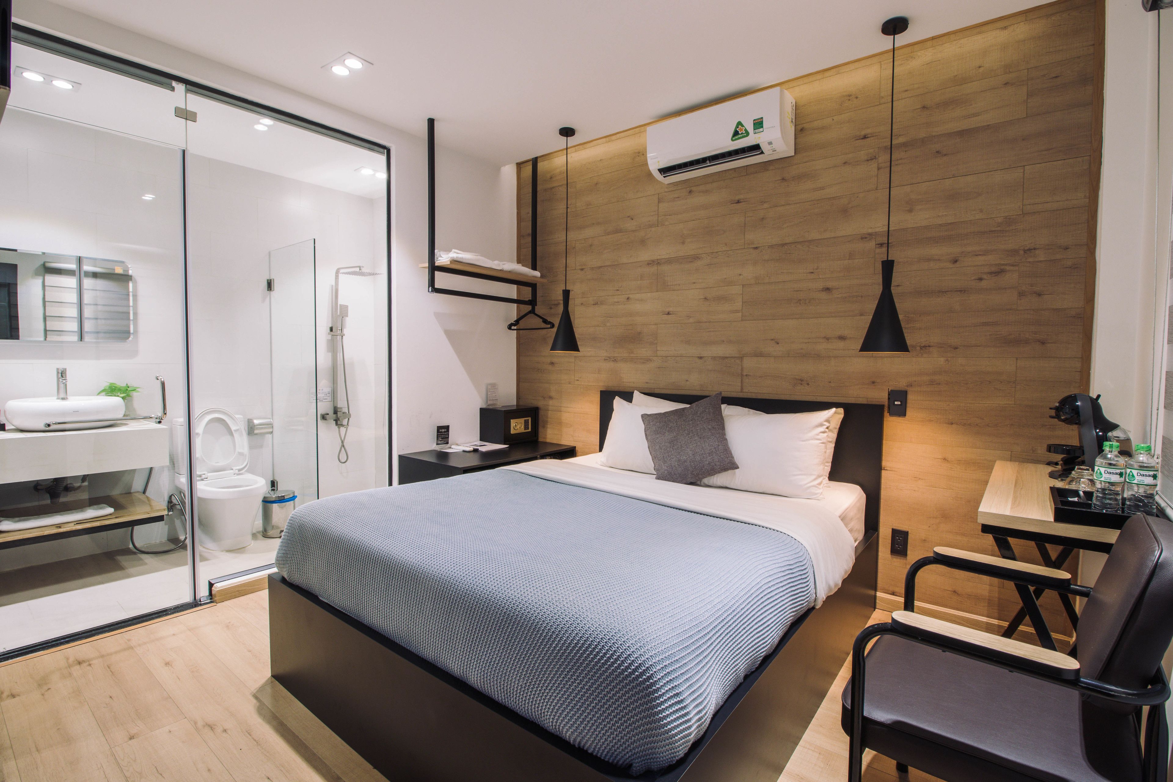 standard double room | in-room safe, individually decorated, individually furnished, desk