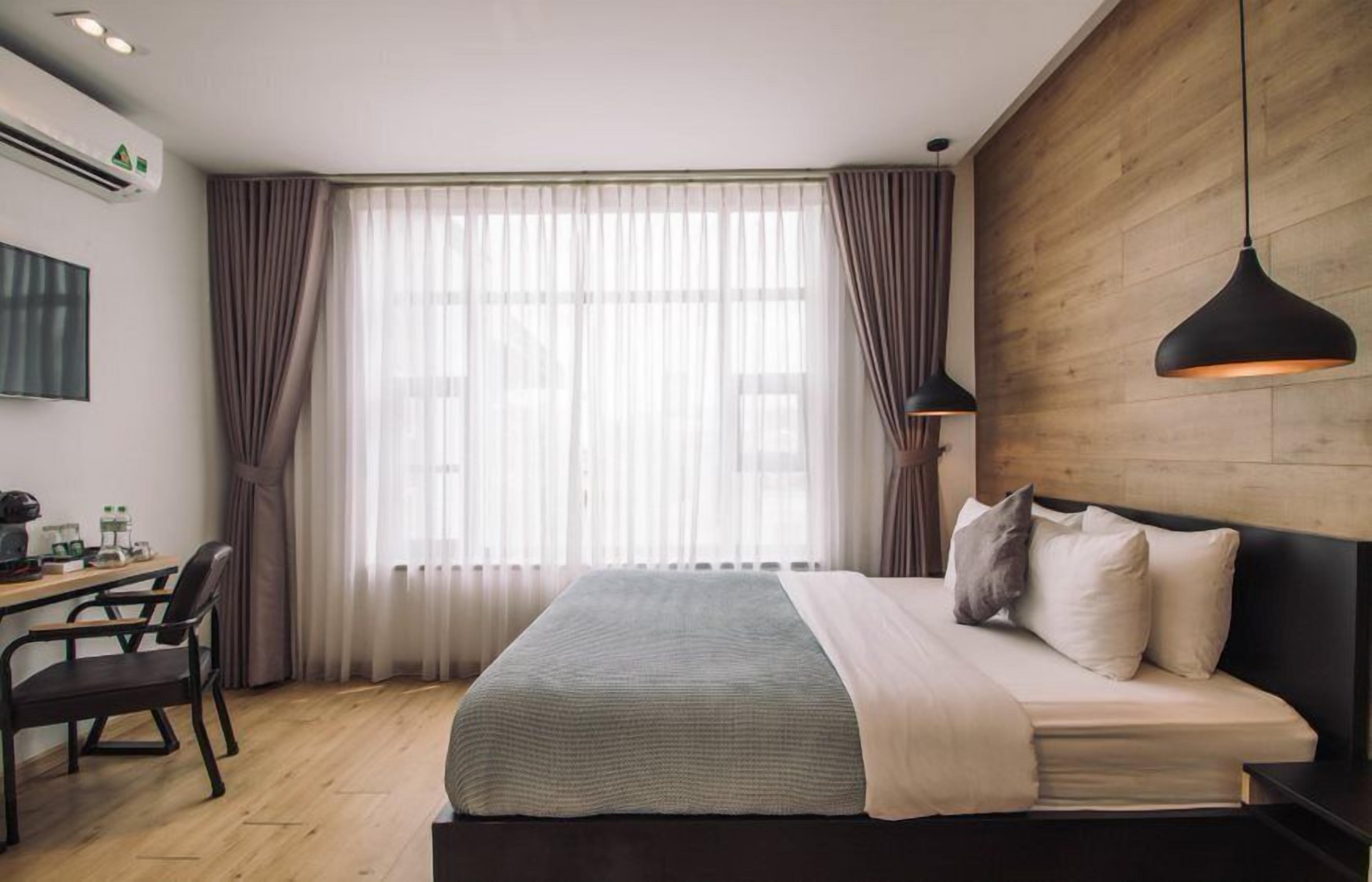 deluxe double room | in-room safe, individually decorated, individually furnished, desk