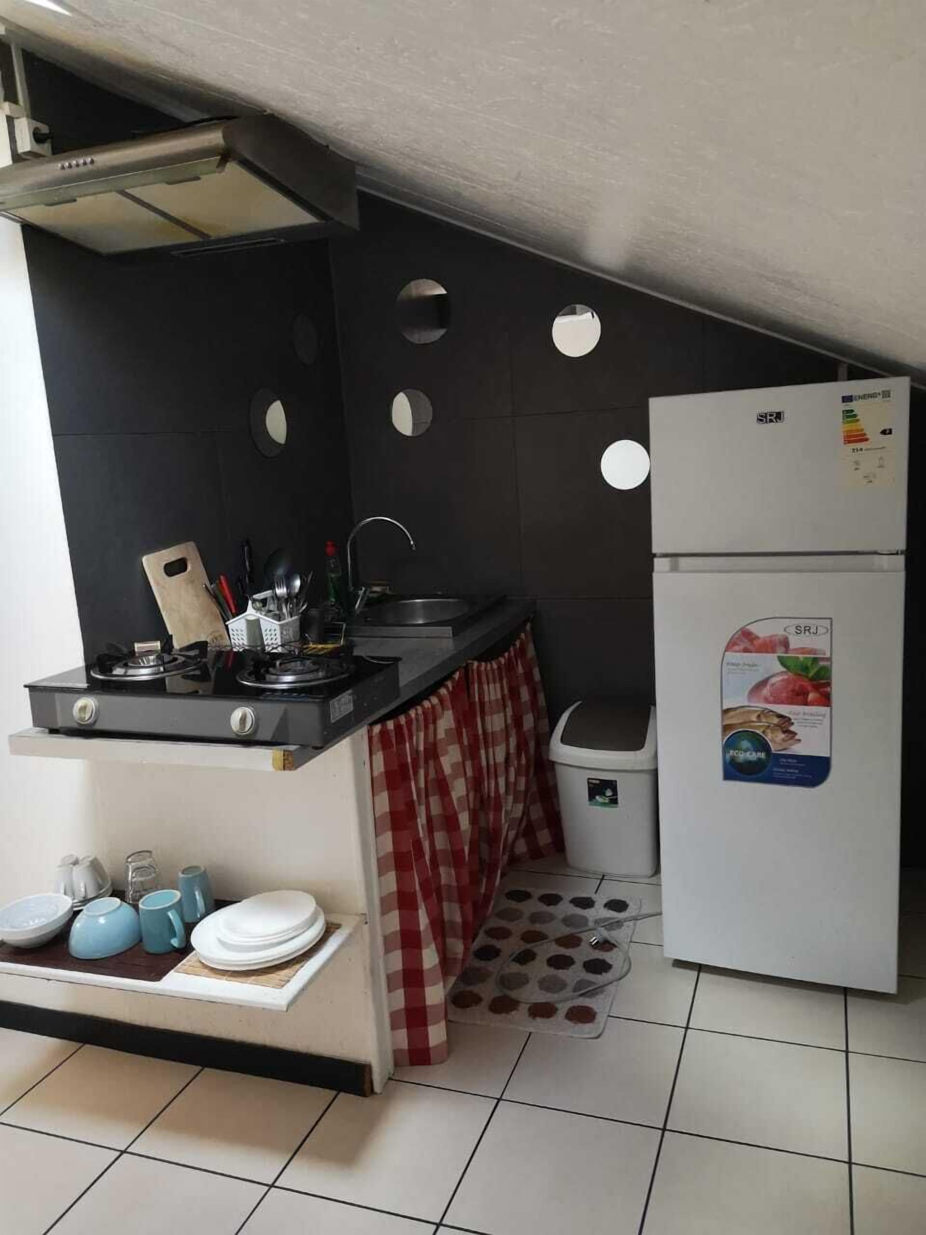 Kühlschrank, Mikrowelle, Wasserkocher mit Kaffee-/Teezubehör, Toaster