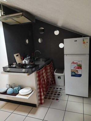 Kjøleskap, mikrobølgeovn, kaffetrakter/tekoker og brødrister