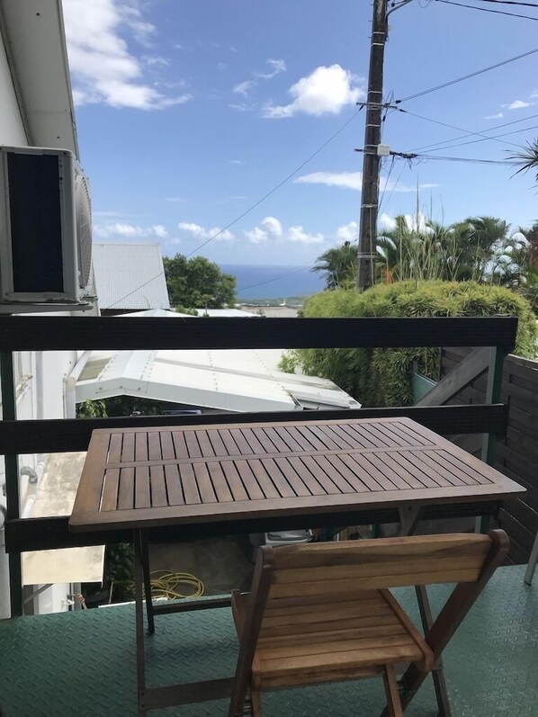 Outdoor dining - quiet studio in saint clotilde (Sainte-Clotilde)